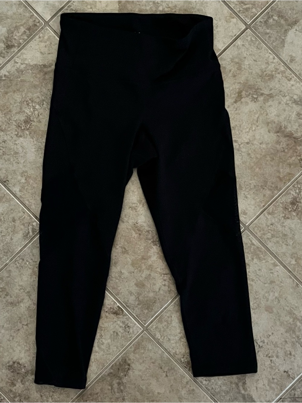 Black High Rise Compression 3/4 Length Workout Pants - M